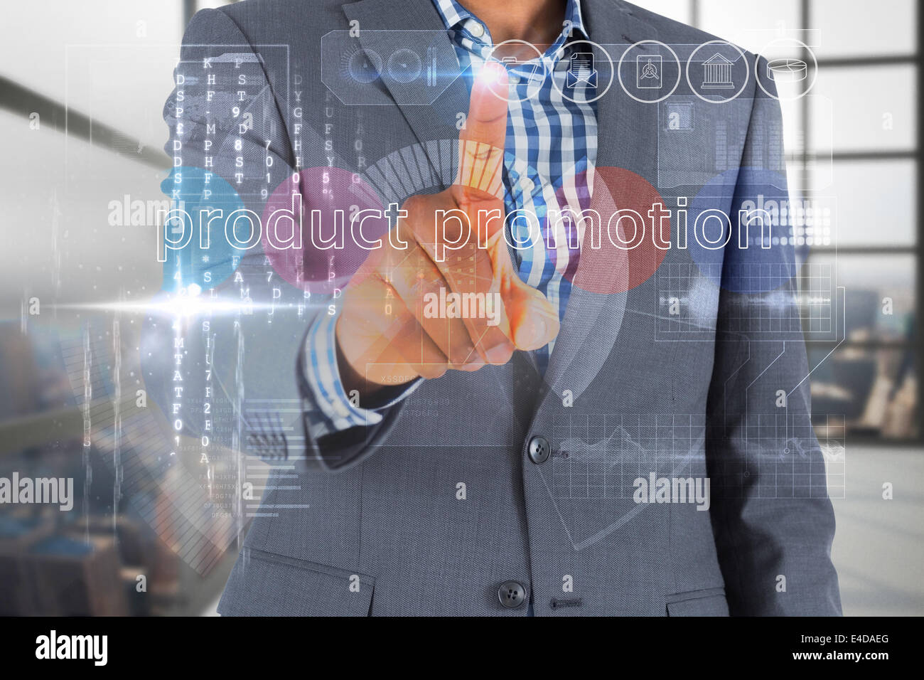 Empresario tocando las palabras promoción del producto en la interfaz Foto de stock