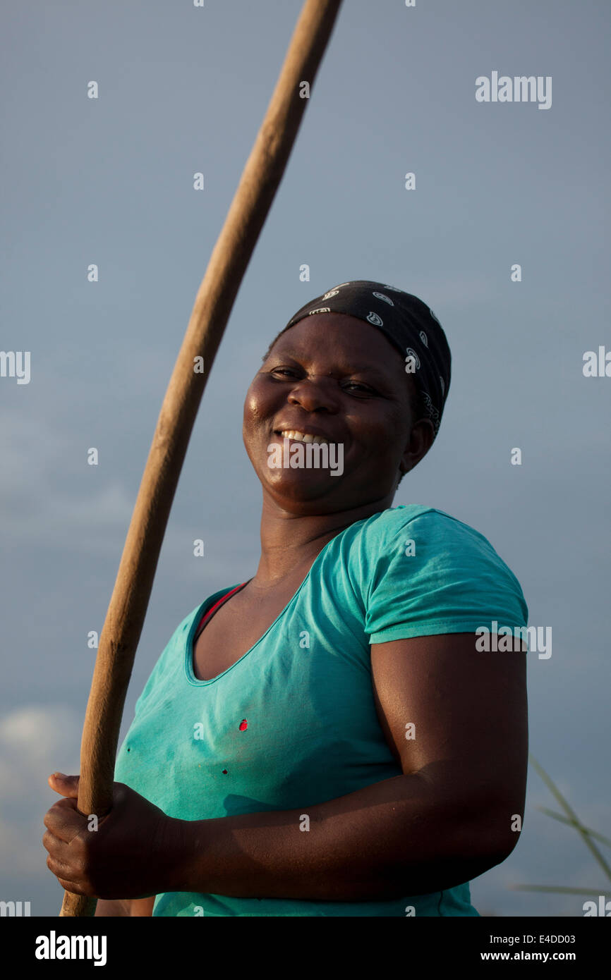 Mit Bootsführer typischer juego oder Stange auf einem traditionellem Mokoro im Inicio del Delta del Okavango, Botswana, Afrika | Poler o Foto de stock