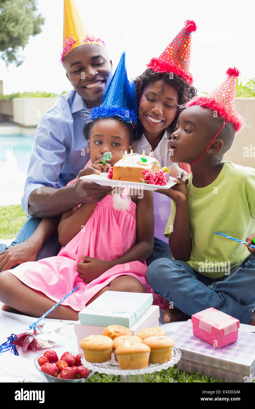 Familia Feliz celebrando un cumpleaños juntos en el jardín Foto de stock