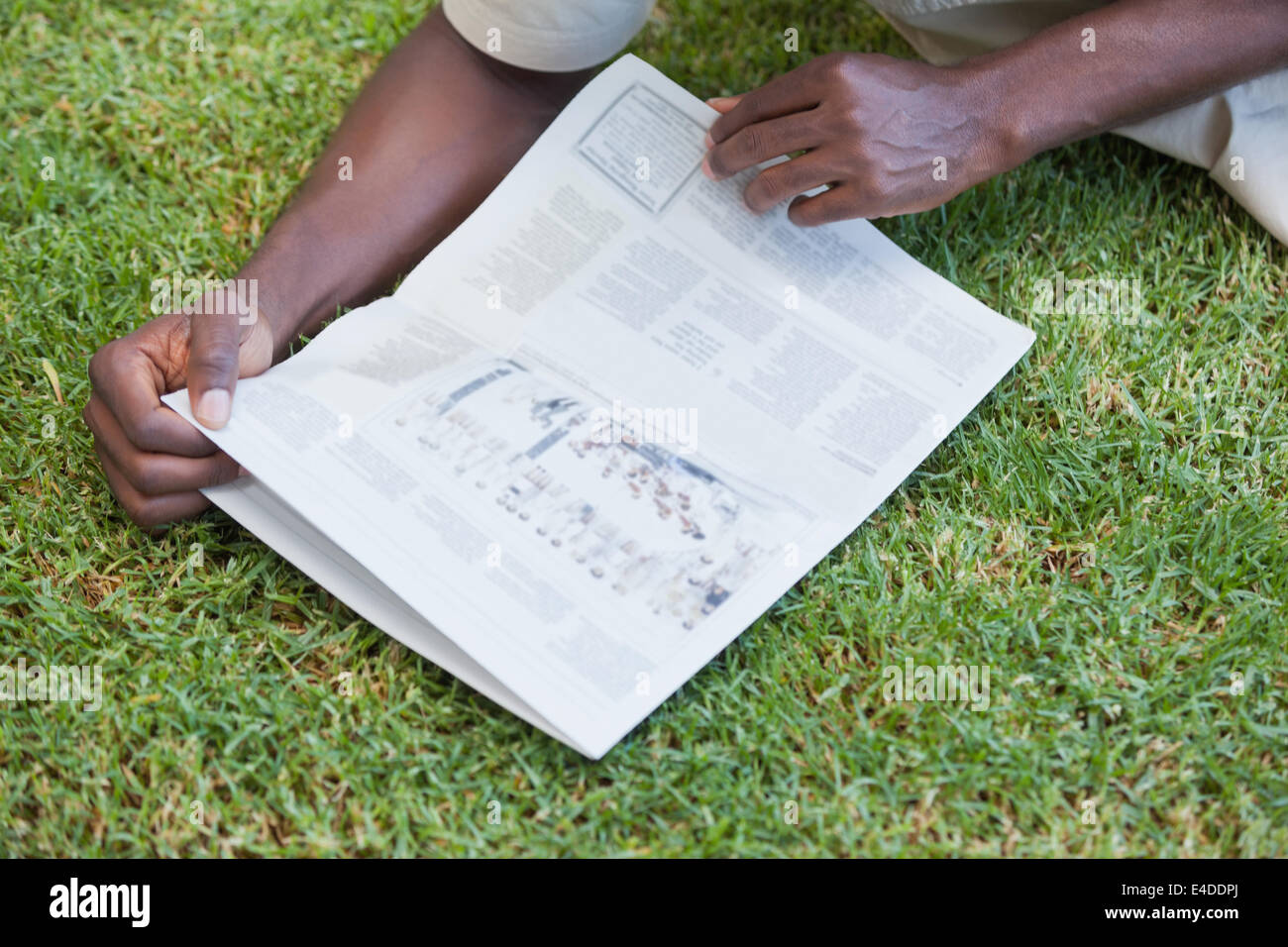 Hombre de relax en su jardín de lectura de periódicos Foto de stock