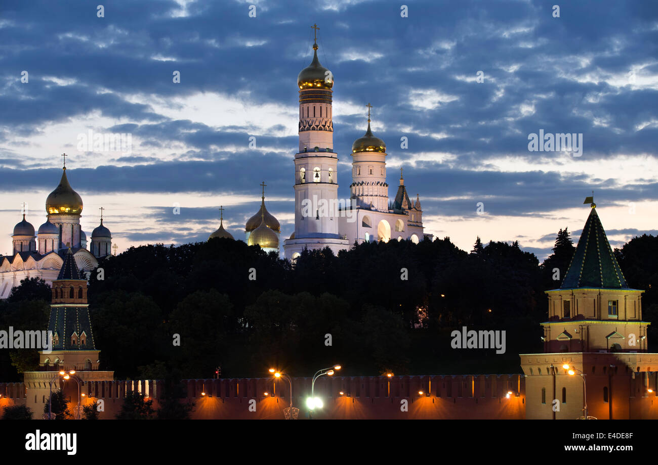 Kremlin de Moscú en Rusia contra el espectacular atardecer cielo Foto de stock