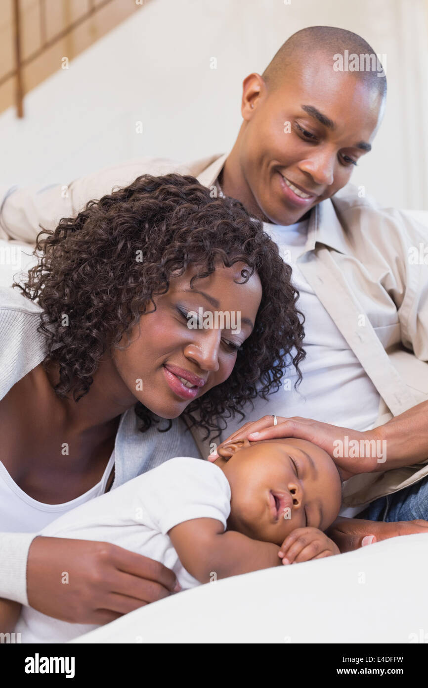 Adorable Baby Boy durmiendo mientras siendo observados por los padres Foto de stock