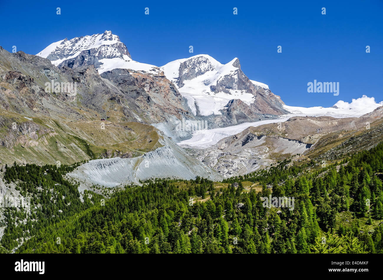 Zermatt, Suiza. Paisaje de montaña con Strahlhorn (4190 m) y Findelen glaciar en Alpes Peninos Foto de stock