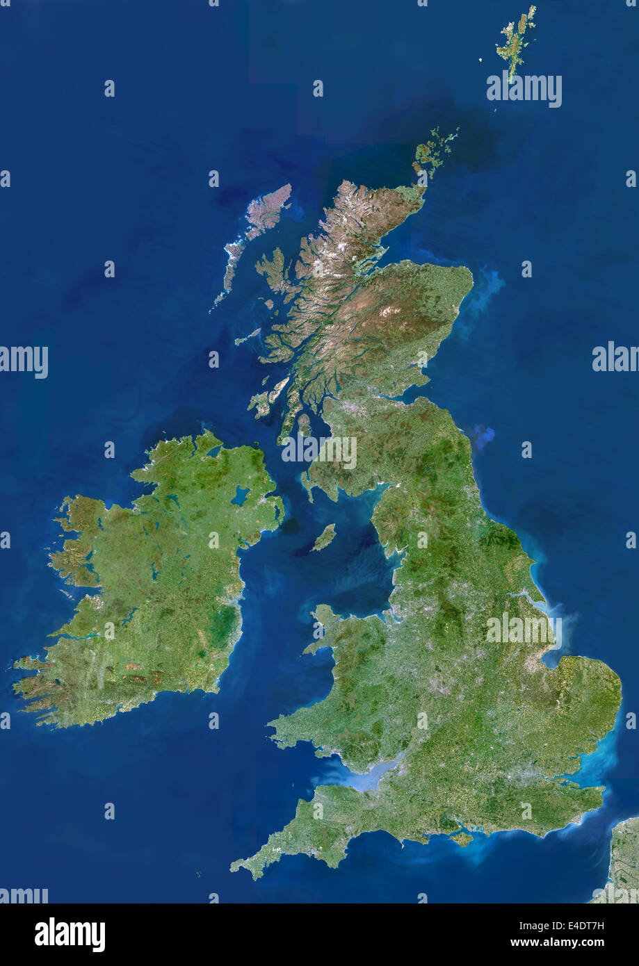 Islas Británicas, Imagen de satélite de color verdadero. Islas Británicas, imagen de satélite. La isla de Gran Bretaña abarca Inglaterra (centr Foto de stock