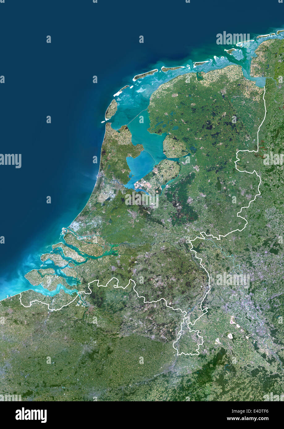 Países Bajos, Europa, Imagen de satélite en color verdadero con borde. Vista satélite de los Países Bajos (con borde). Esta imagen fue co Foto de stock