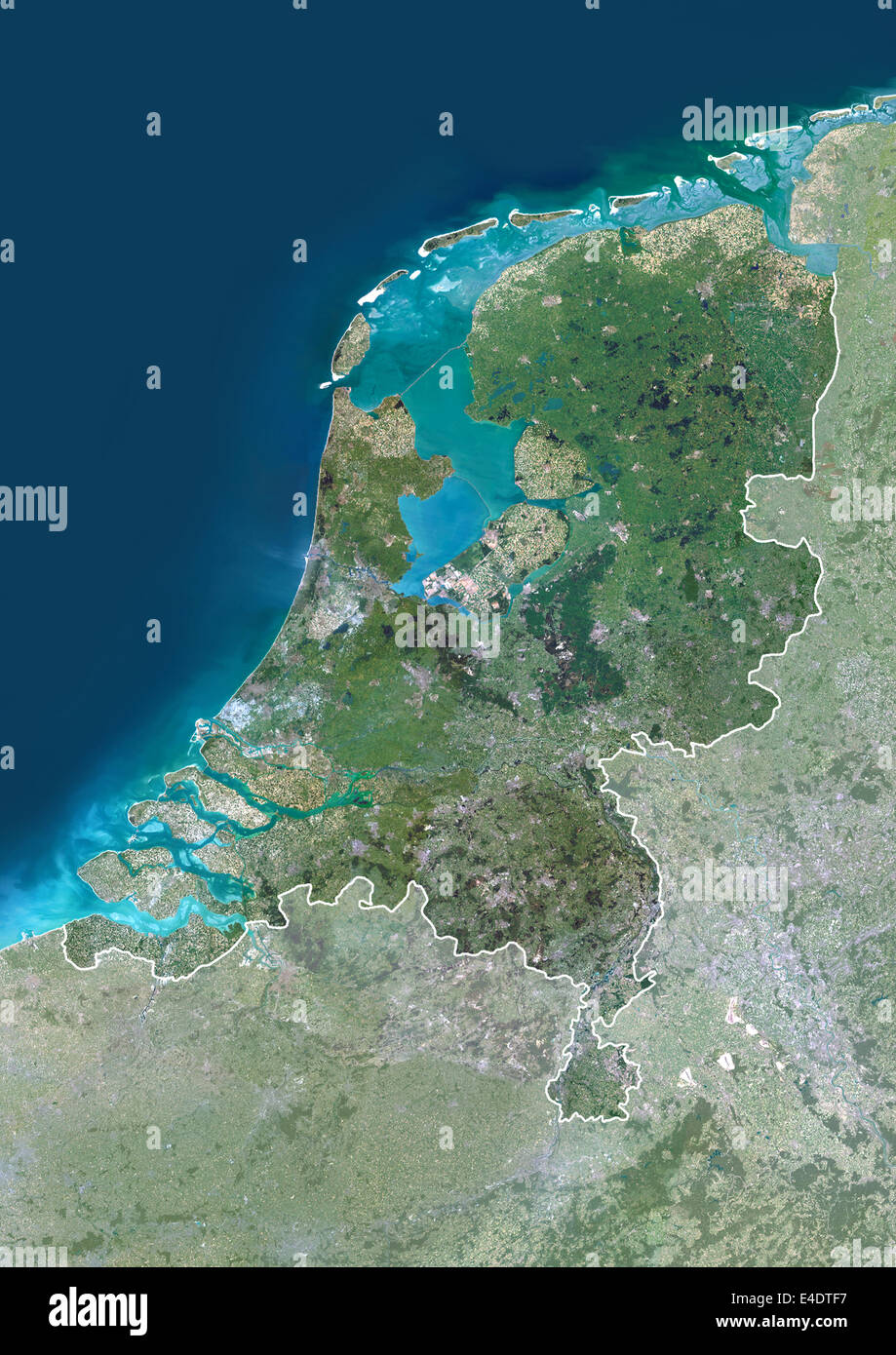 Países Bajos, Europa, Imagen de satélite en color verdadero con borde y máscara. Vista satélite de los Países Bajos (con borde y máscara). Foto de stock