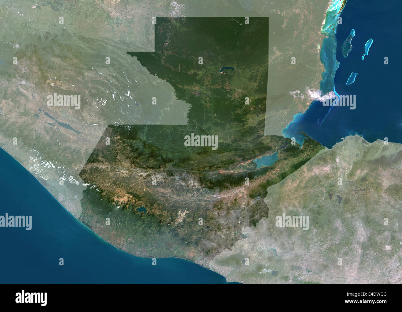Guatemala, Centroamérica, Imagen de satélite en color verdadero con máscara. Vista satélite de Guatemala (con máscara). Esta imagen fue compi Foto de stock
