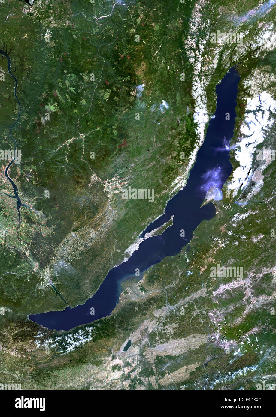 El lago Baikal, en Siberia, Rusia, Imagen de satélite de color verdadero. True color imagen por El lago Baikal, en Siberia, Rusia, Imagen de satélite de color verdadero. True color imagen por