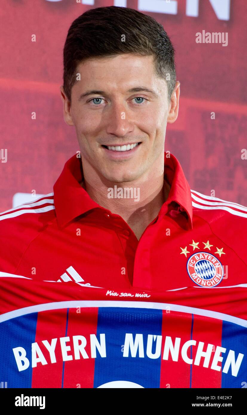 Munich, Alemania. 09a Julio 2014. Nuevo jugador del equipo de fútbol alemán  de la Bundesliga Bayern Munich Robert Lewandowski posee su FC Bayern Munich  camiseta durante una conferencia de prensa en ocasión