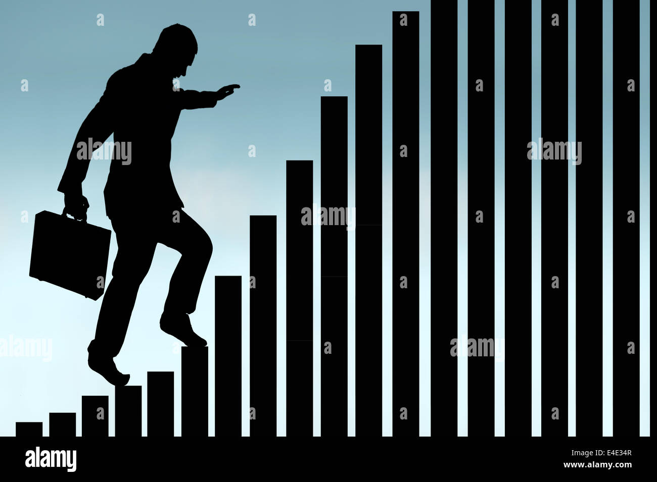 Empresario en silueta subir un gráfico de barras en el concepto de crecimiento empresarial Foto de stock