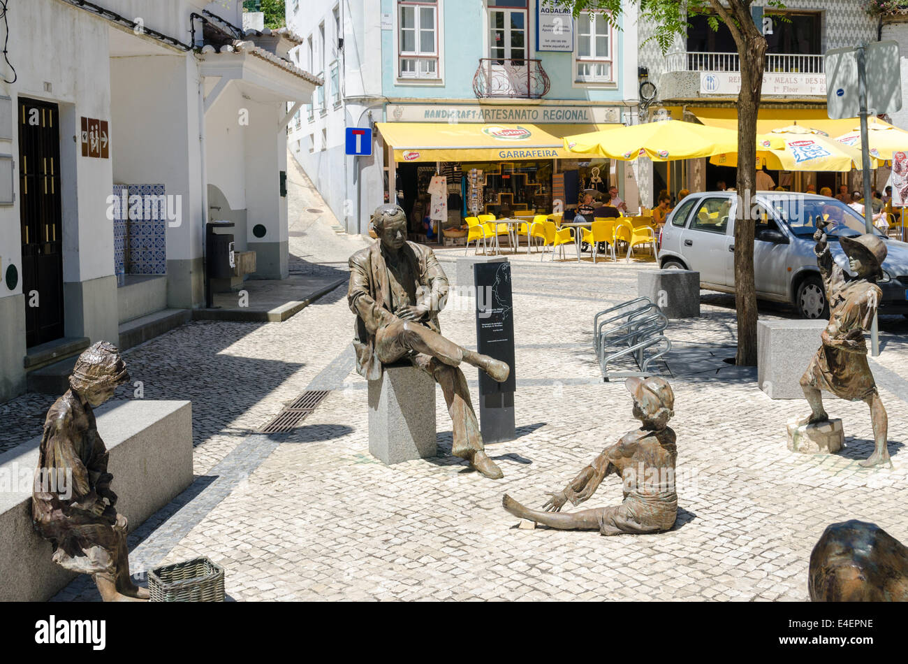 Estatuas de bronce en la plaza del pueblo, en el bonito pueblo de Monchique en la Serra de Monchique, Portugal Foto de stock