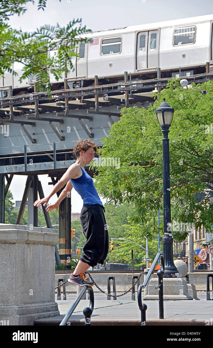 Un joven francés visitante a Nueva York practicando parkour al pie del puente Williamsburg de Brooklyn, Nueva York Foto de stock