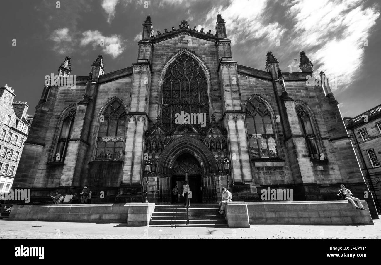 La Catedral de St Giles de Edimburgo vista frontal gran angular en blanco y negro Foto de stock