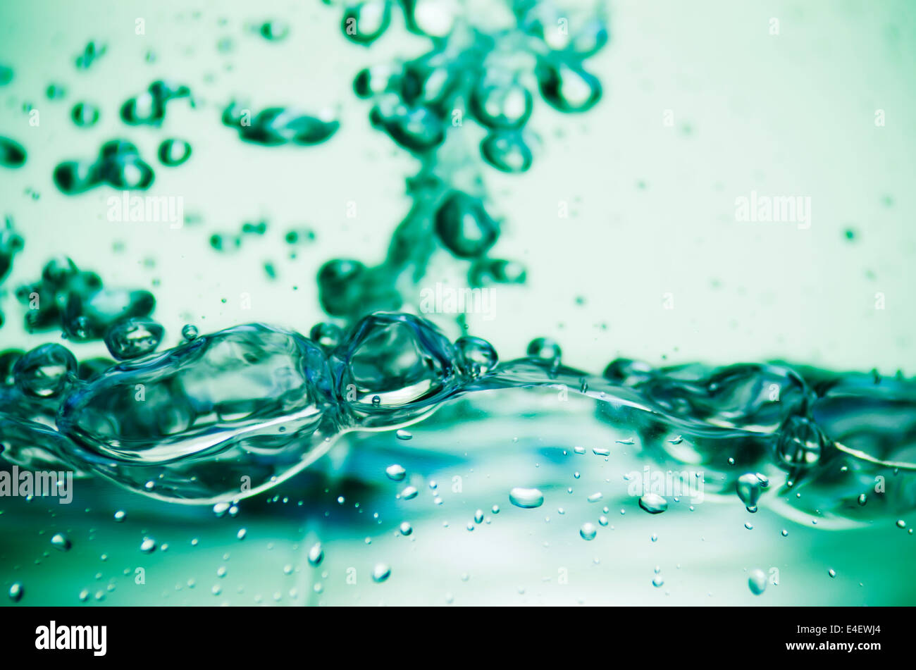 Resumen Antecedentes burbujas de agua en verde Foto de stock