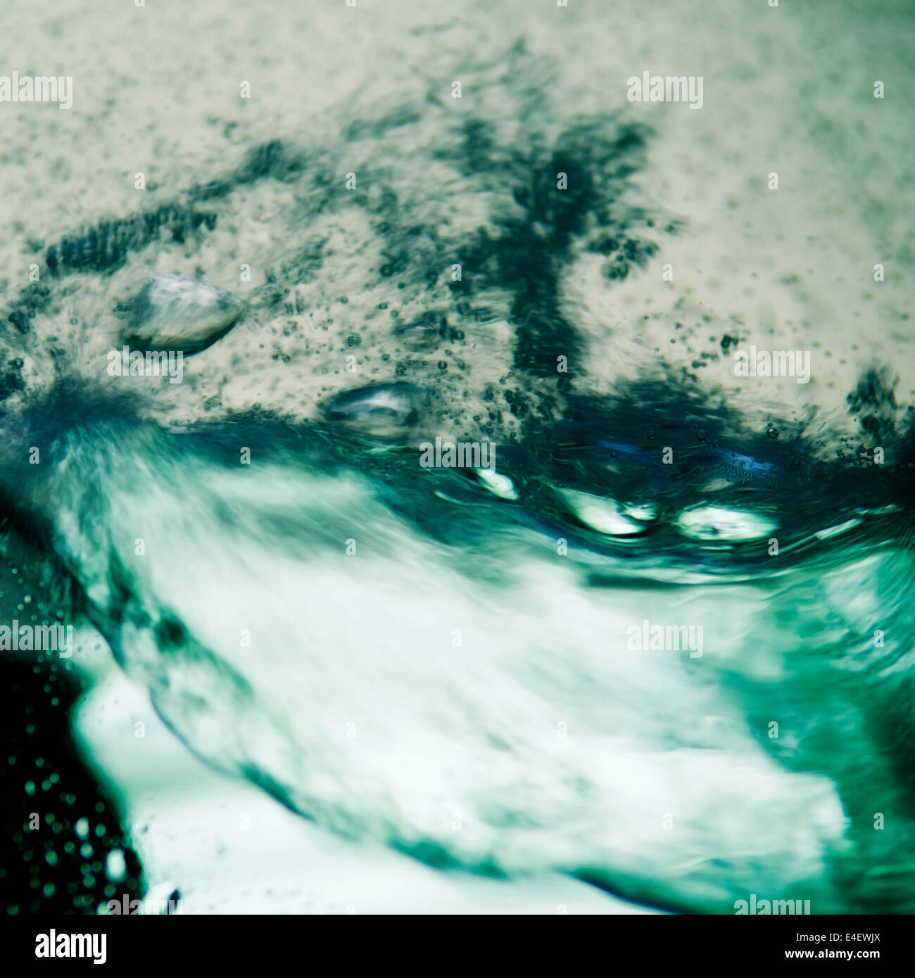 Resumen Antecedentes burbujas de agua en verde Foto de stock