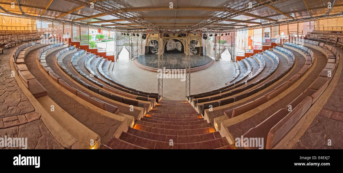 Vista panorámica del interior en gran anfiteatro con filas de asientos Foto de stock