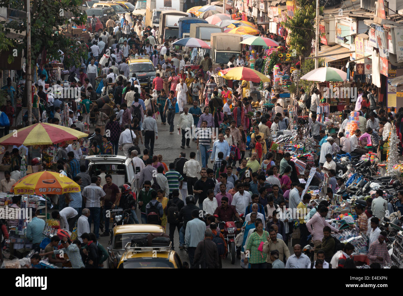 MUMBAI, India - 17 de enero de 2014: Un gran grupo de personas en las calles congestionadas en Dadar, Mumbai. Foto de stock