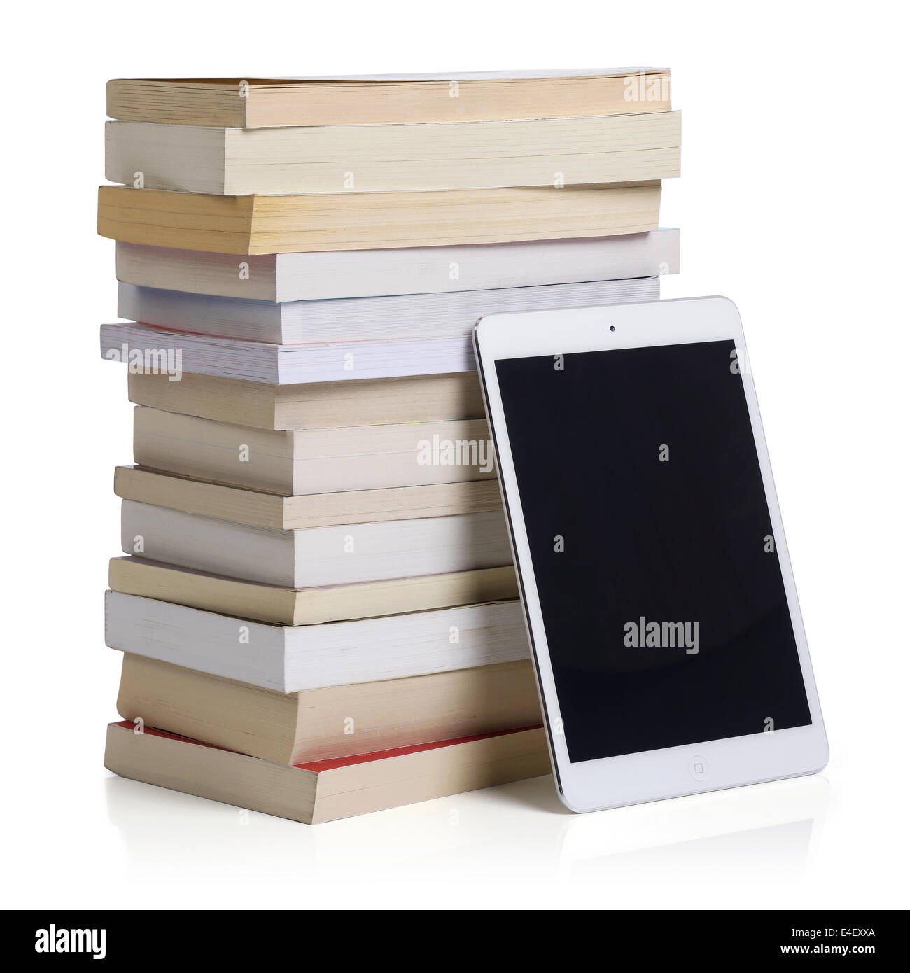 Pila de libros en rústica con un iPad Foto de stock