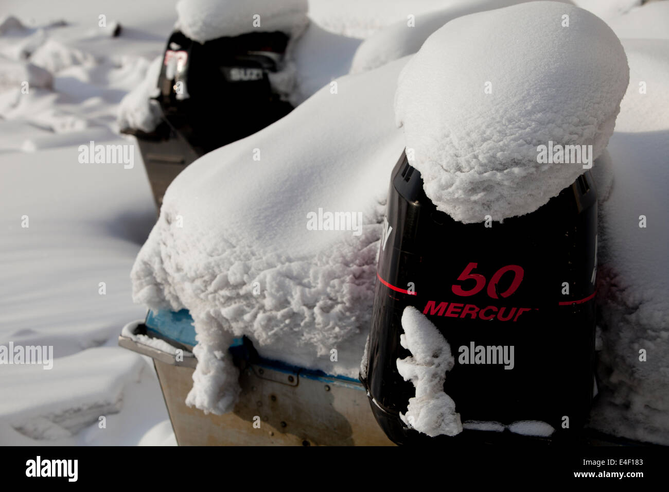 Motores de barco bajo la nieve profunda en el jardín Foto de stock