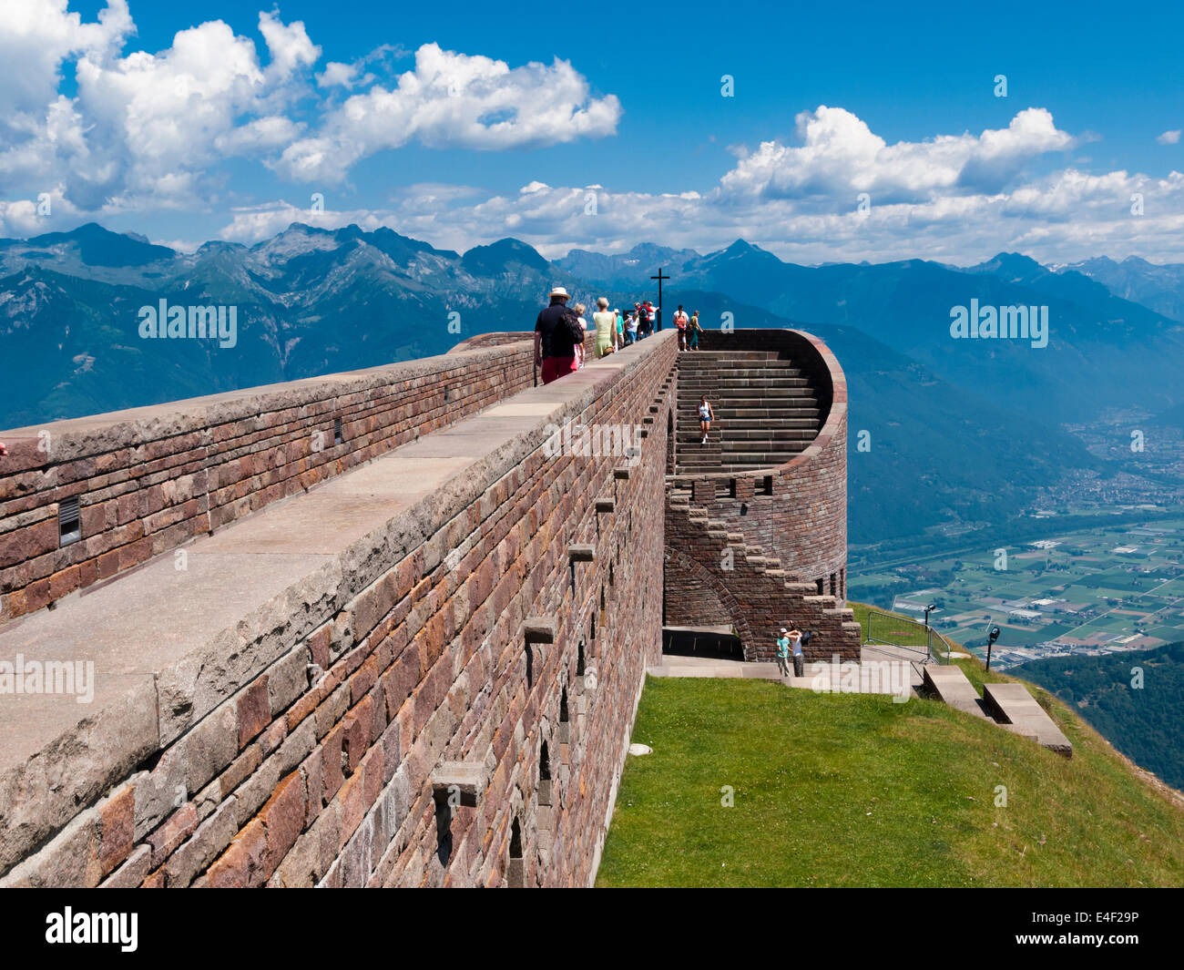 Mario Botta alpino de la famosa iglesia de 'Santa Maria degli Angeli' en la cima de Monte Tamaro en el condado de Ticino de Suiza. Foto de stock