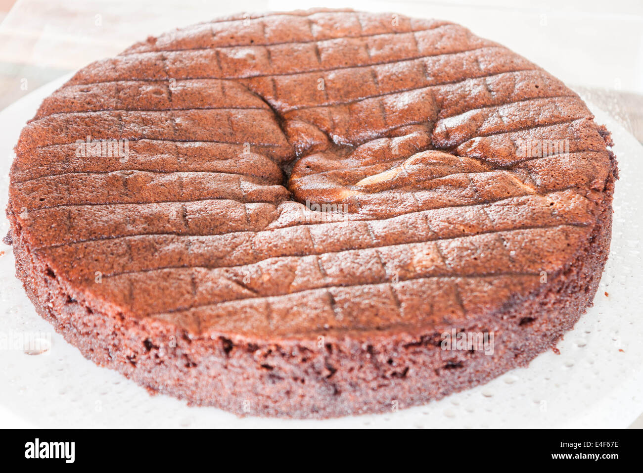 Capa superior de chiffon tarta de chocolate rociado ron Foto de stock