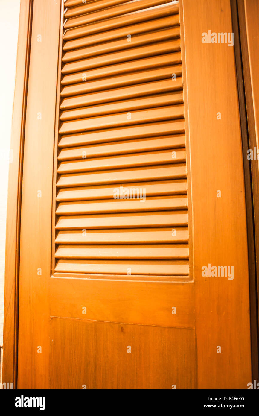 Puerta de madera del armario con luz cálida Foto de stock