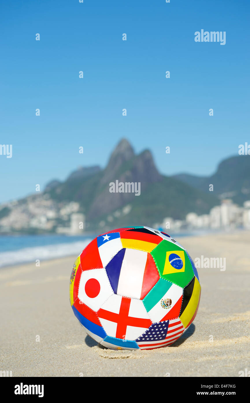 Camiseta del equipo nacional de fútbol de Brasil Copacabana de Río de  Janeiro, Brasil Fotografía de stock - Alamy