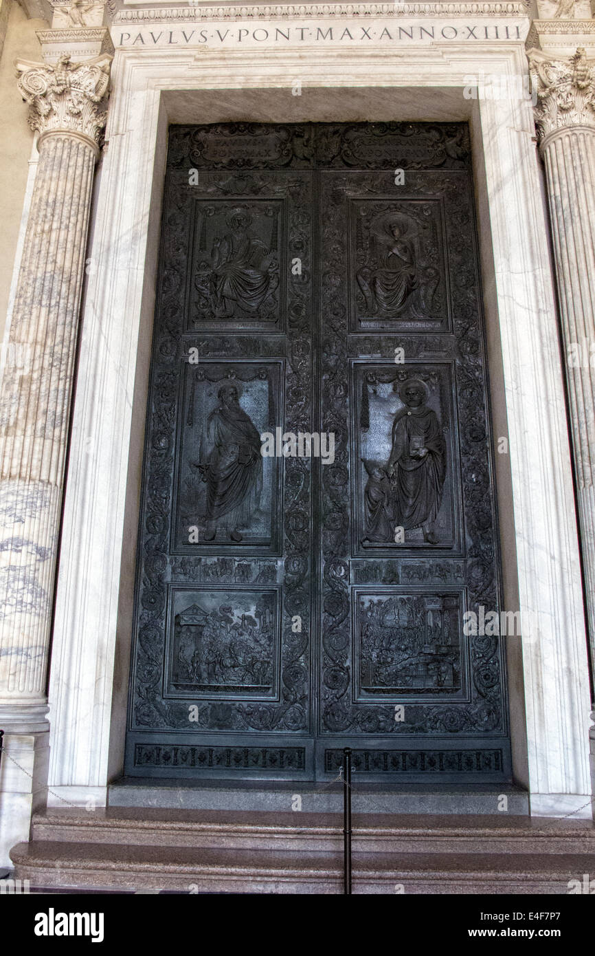 Puertas de Bronce a la entrada de la Catedral de San Pedro en el Vaticano  Fotografía de stock - Alamy