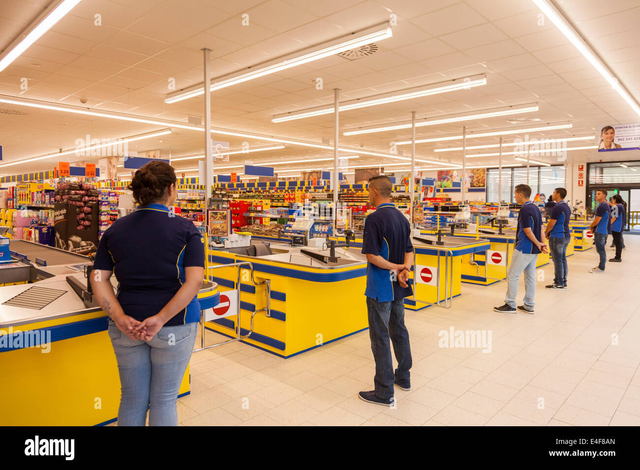 El personal esperando apertura del nuevo supermercado en Puerto Santiago, cerca de Los Gigantes Tenerife Islas Canarias Fotografía de stock - Alamy