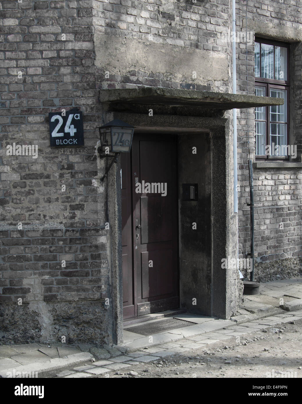 La entrada al bloque 24 (el burdel) en Auschwitz. Foto de stock