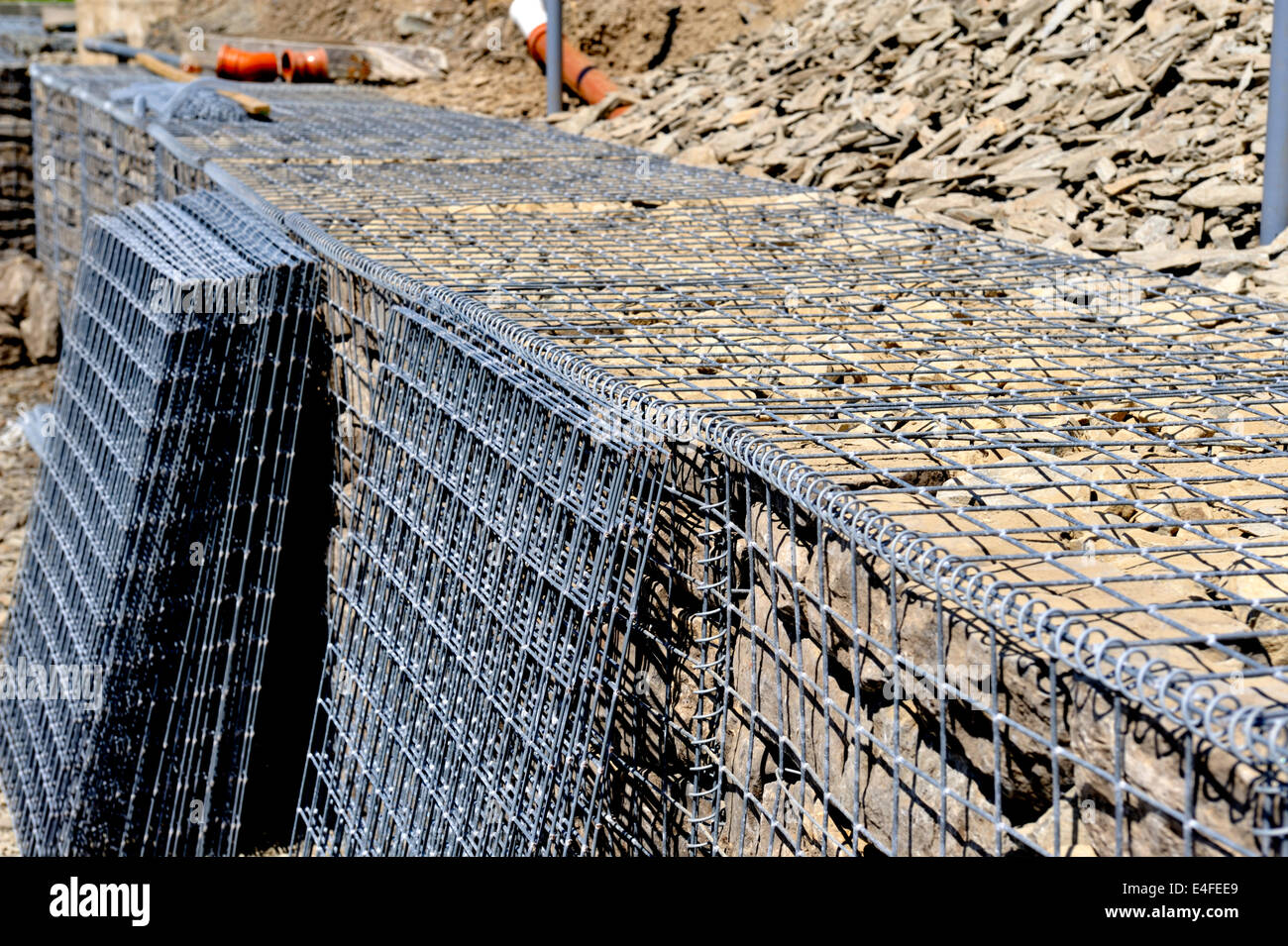 Detalle de la malla de alambre galvanizado babion está lleno de roca para  la estabilización de talud y canasta de repuesto lados, Aberporth, Gales  Fotografía de stock - Alamy