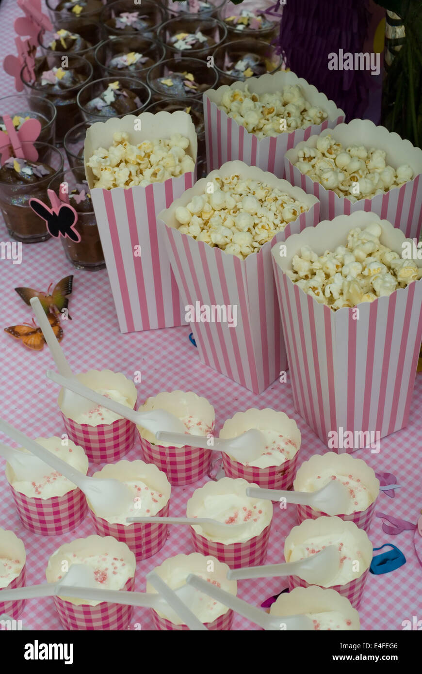 Childrens party table food fotografías e imágenes de alta resolución - Alamy
