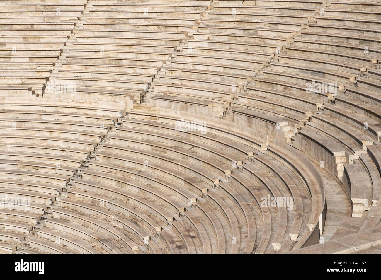 Bancos de Herodes Atticus Odeon en Atenas, Grecia. Foto de stock