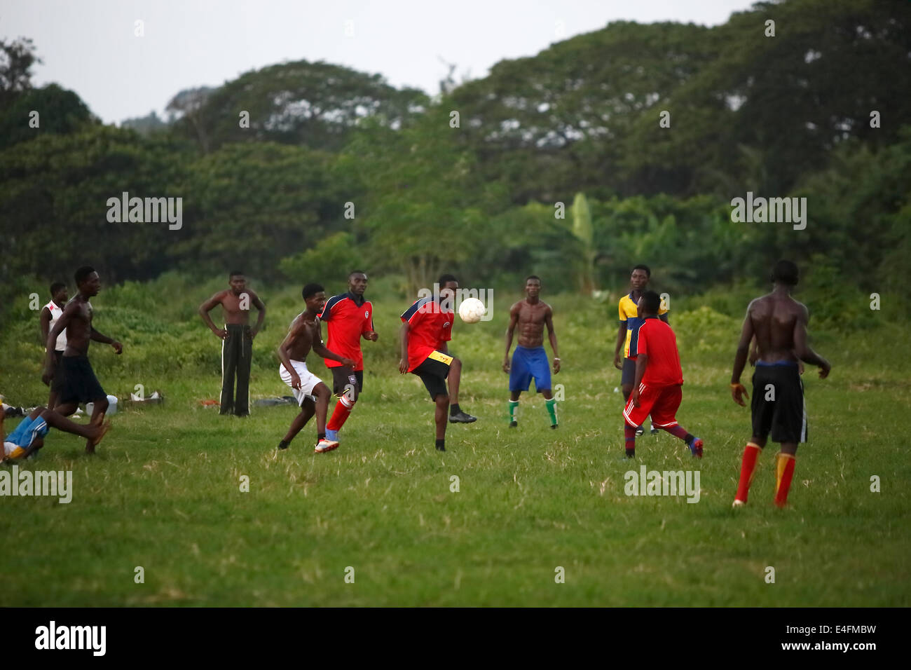 Equipo de fútbol africano durante un entrenamiento de fútbol Foto de stock