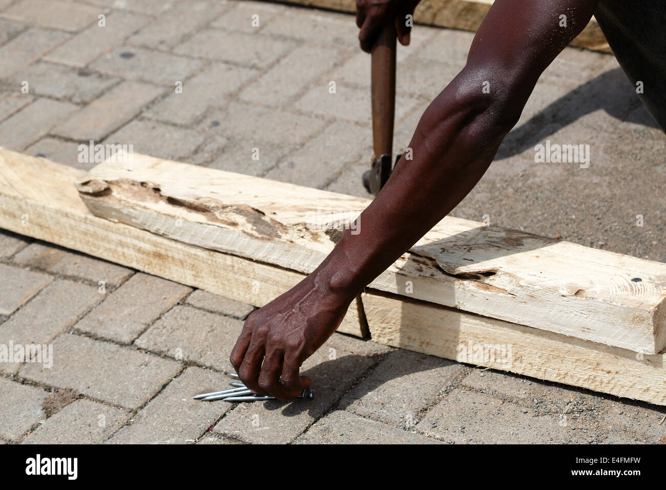 Carpintero trabaja con madera africana Foto de stock