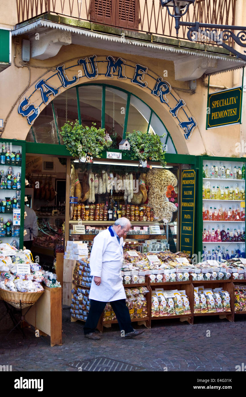 Salumeria tienda de delicatessen comestibles en Stresa en el Lago Maggiore, Italia Foto de stock