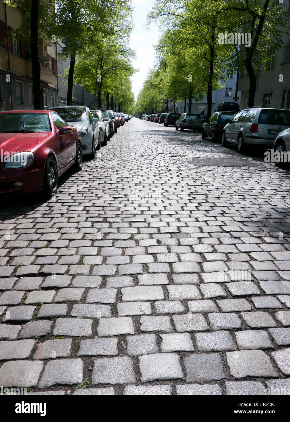 Una calle empedrada en Berlín Alemania Neukoln Foto de stock