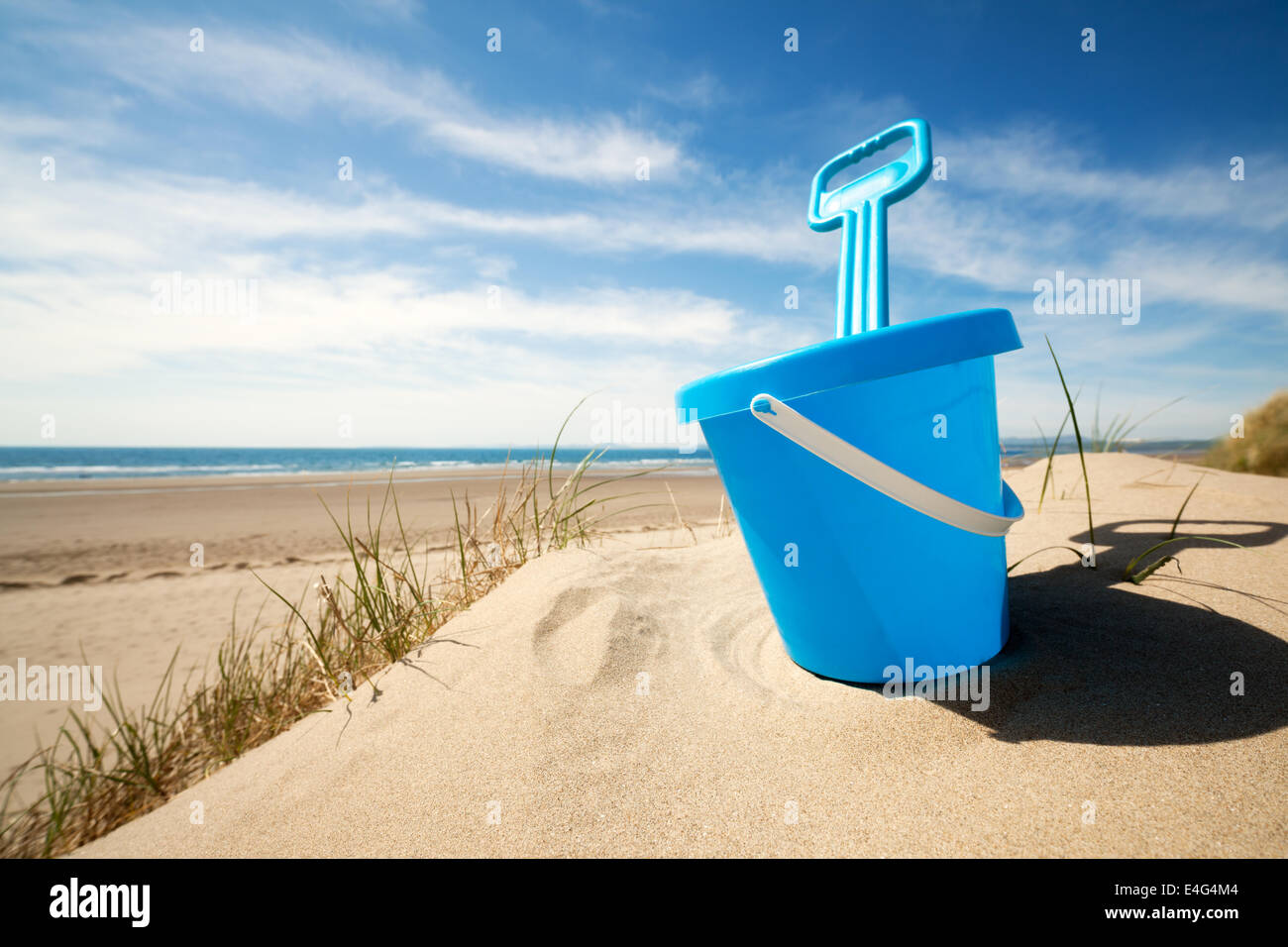 Cubo y la pala de playa Foto de stock