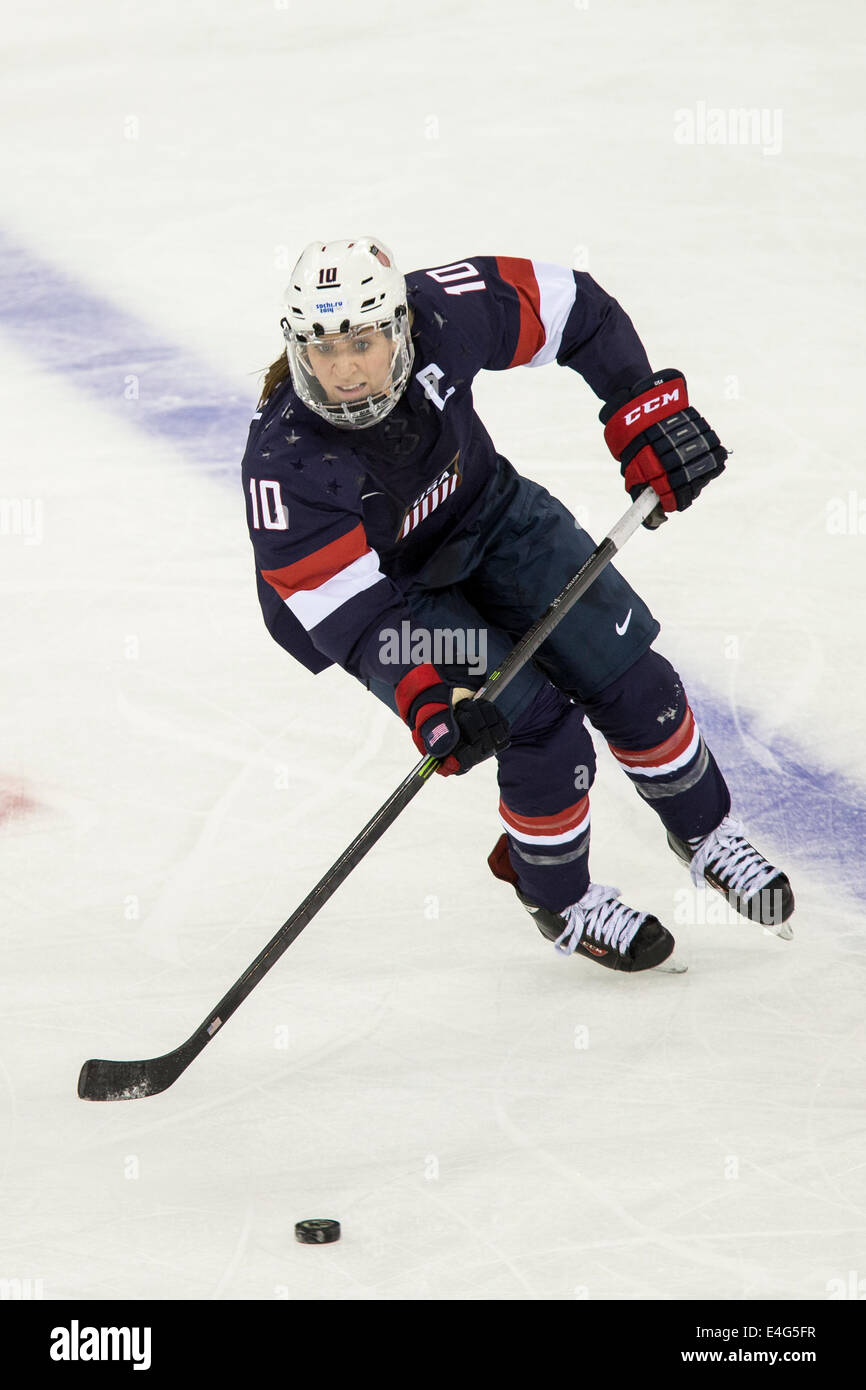 Meghan Duggan (EE.UU.) durante el partido de hockey sobre hielo vs Fin en los Juegos Olímpicos de Invierno, Sochi 2014 Foto de stock