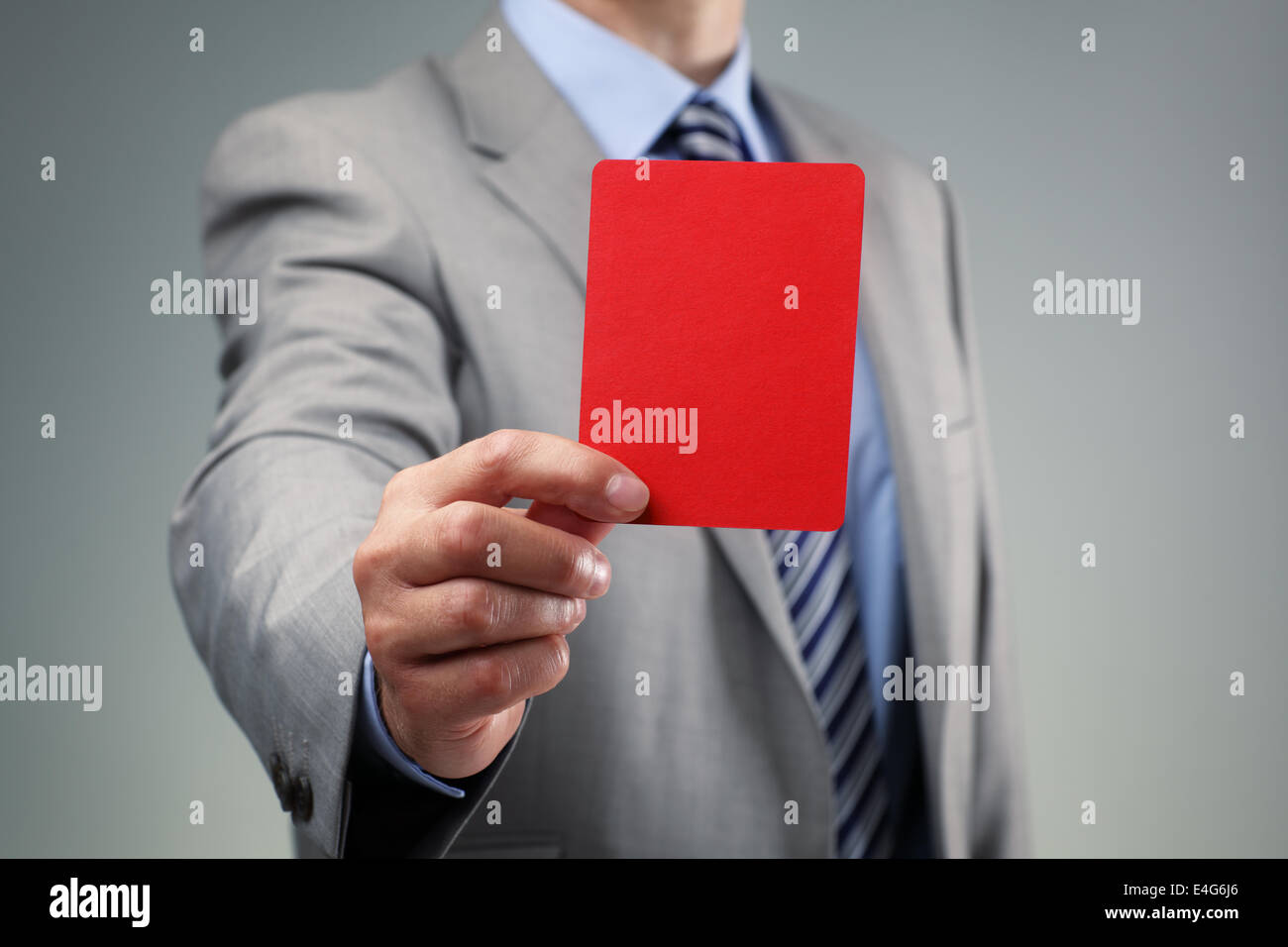 Empresario mostrando la tarjeta roja. Foto de stock