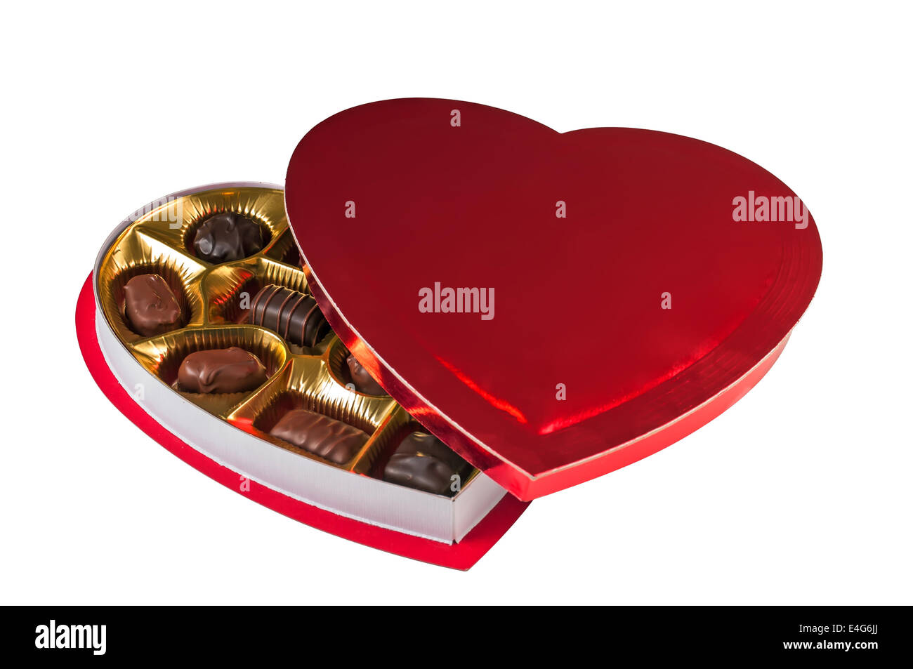 Un surtido de bombones en una caja roja con forma de corazón para un regalo  para el día de San Valentín. Aislado en un fondo blanco trazado de recorte  Fotografía de stock -