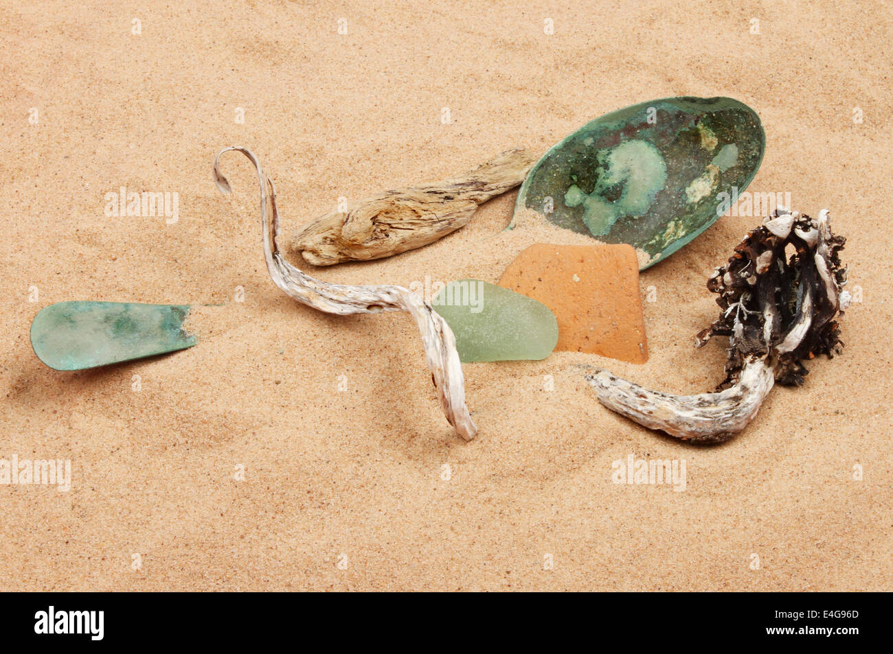 Todavía la vida de playa de escombros en la arena Foto de stock