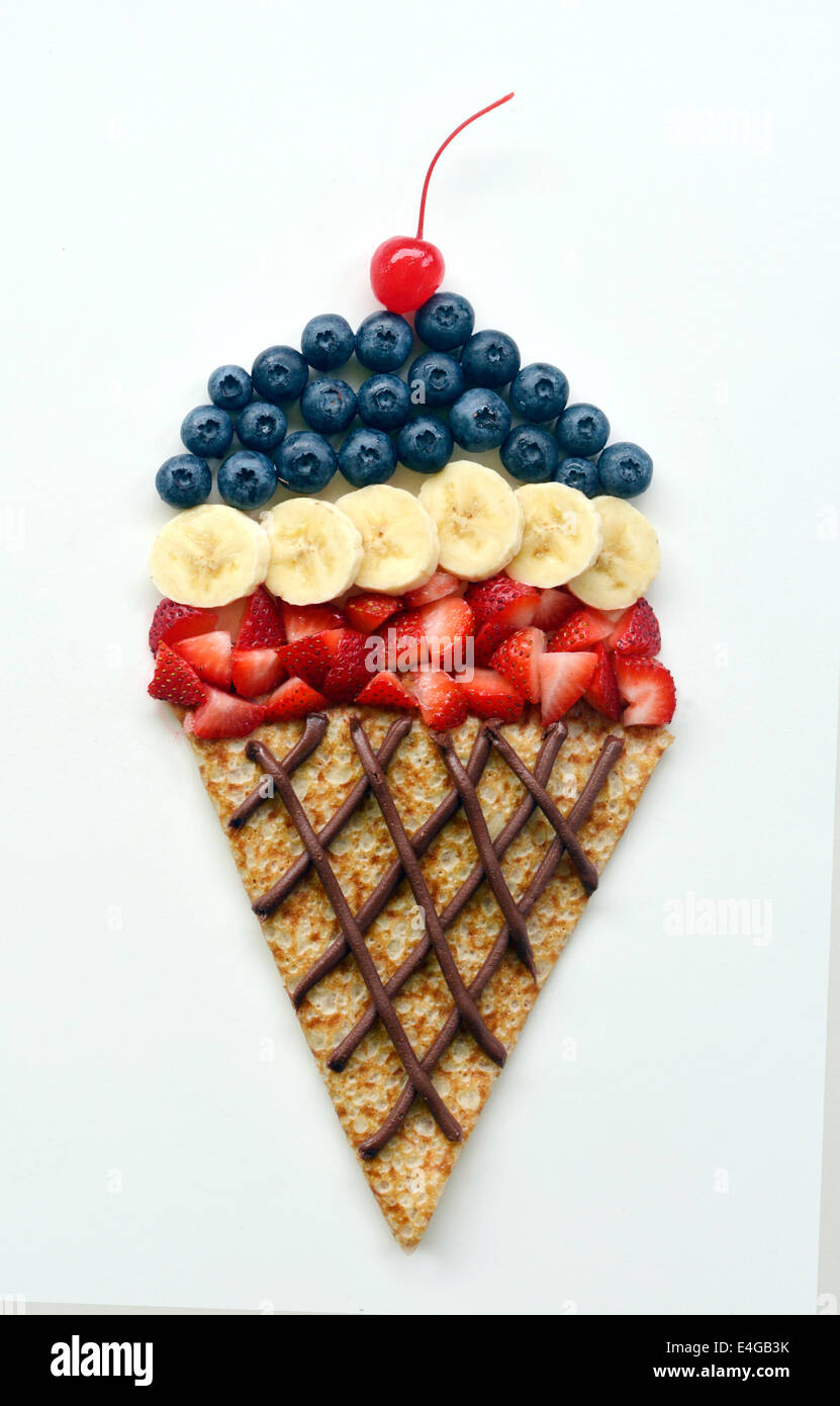 Arte gastronómico de cono de helado creado con crepe y fruta fresca Foto de stock