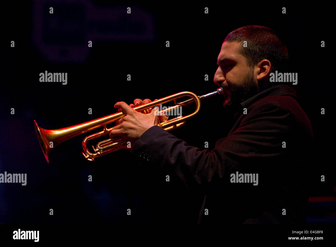 El trompetista francés Ibrahim Maalouf realizando en Torino Festival de Jazz. Foto de stock