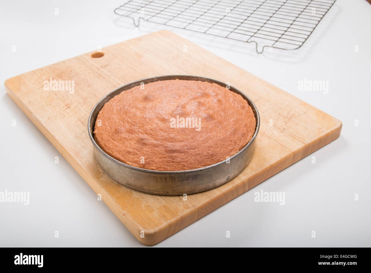 Victoria bizcocho en un molde para horno en placa de madera [tierra] hacer  un pastel' (10 de 46 Fotografía de stock - Alamy