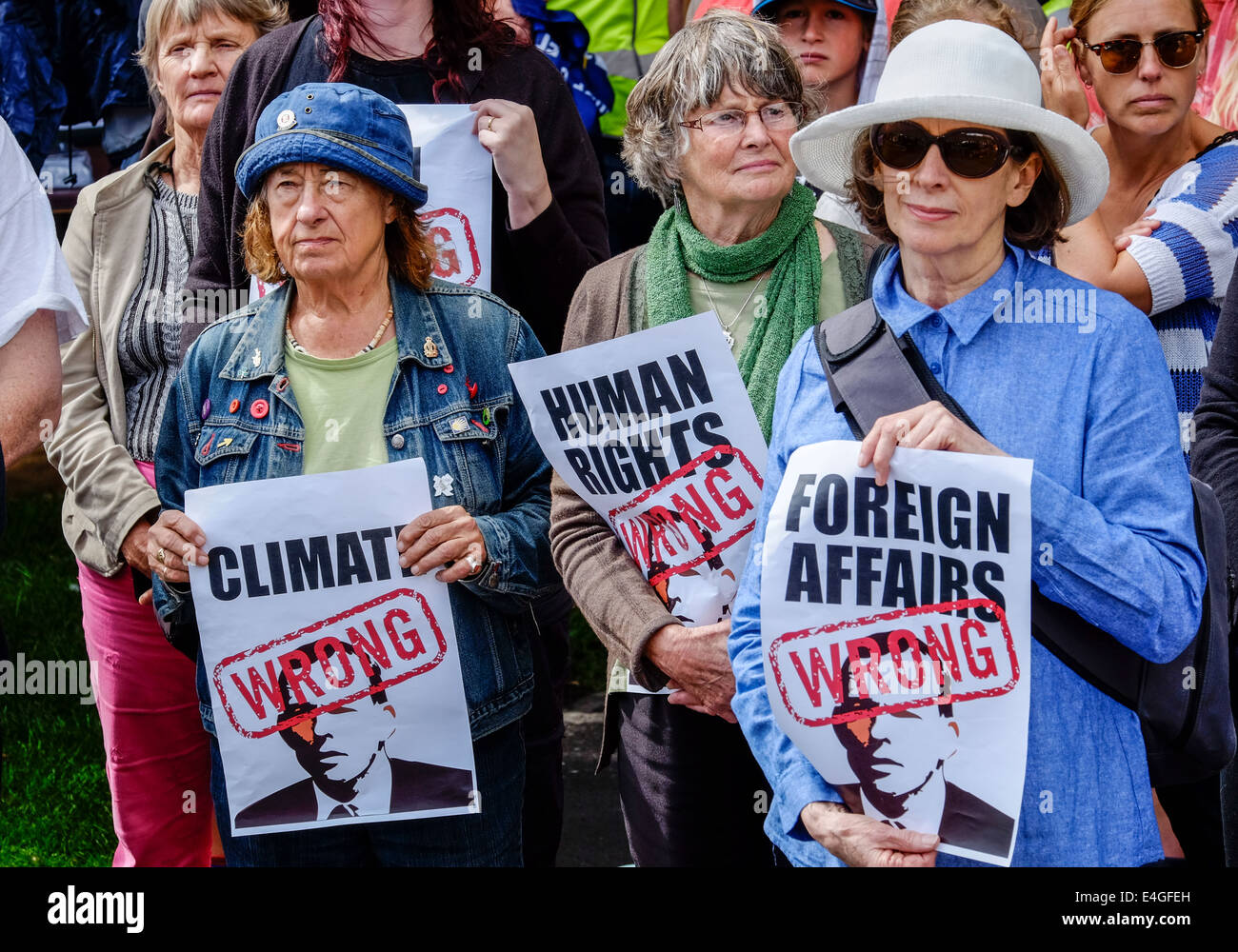 Las mujeres de edad que protestaban contra las políticas del gobierno de Australia en Hobart, Tasmania Foto de stock