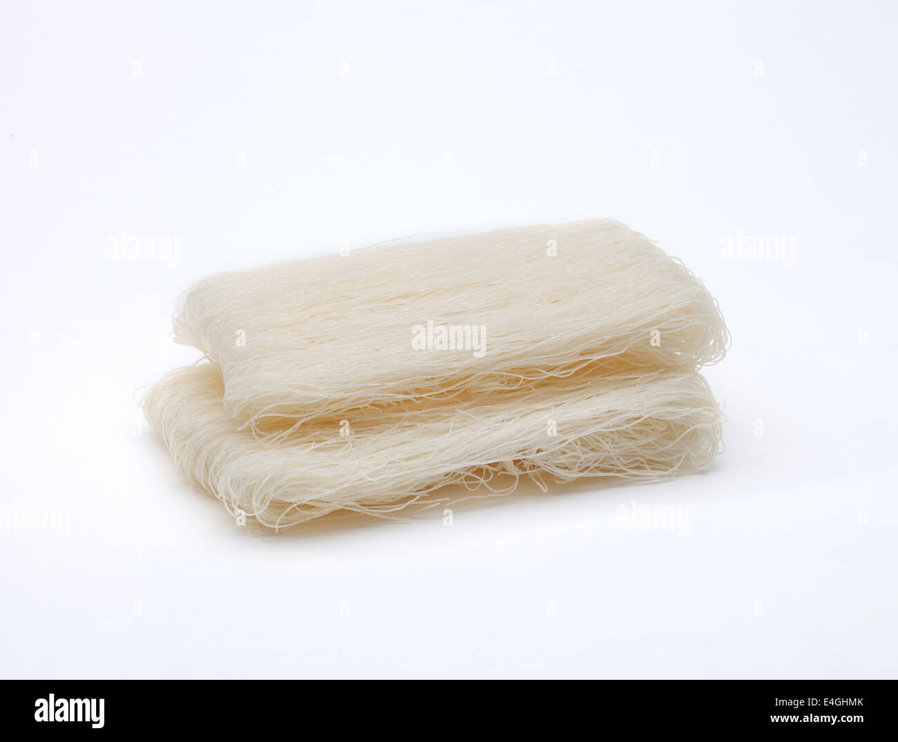 La comida asiática estilo arvejas fideos secos aislado sobre fondo blanco. Foto de stock
