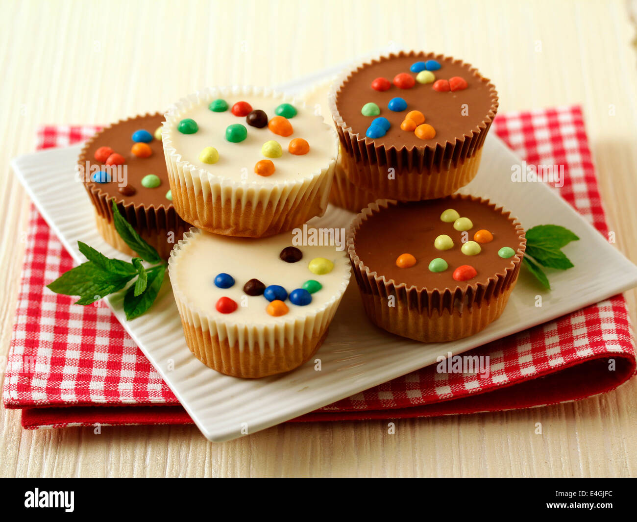 Bonbon cupcakes. Receta disponibles. Foto de stock