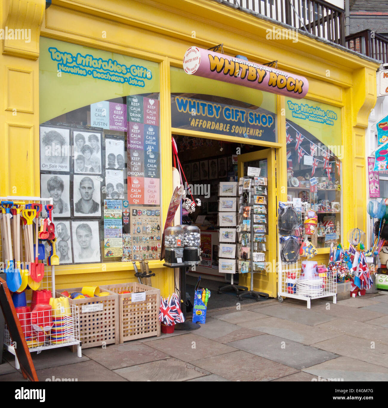 Vista de la calle, mostrando Whitby Whitby Rock Shop en primer plano. Foto de stock