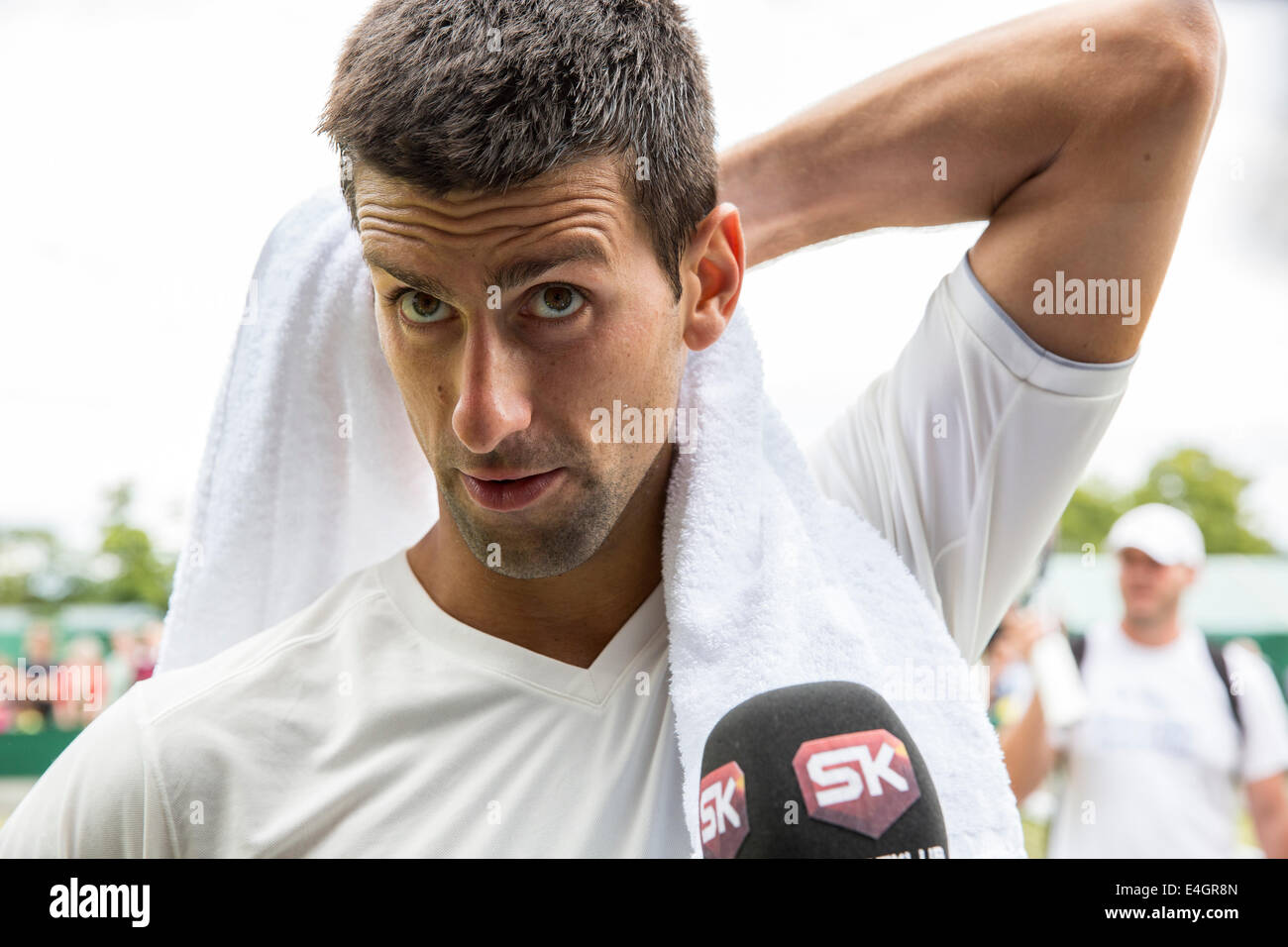 Novak Djokovic prácticas en el Tribunal nº4 de los campeonatos de Wimbledon en 2014, el All England Lawn Tennis & Crocquet Club Wimbledon Foto de stock